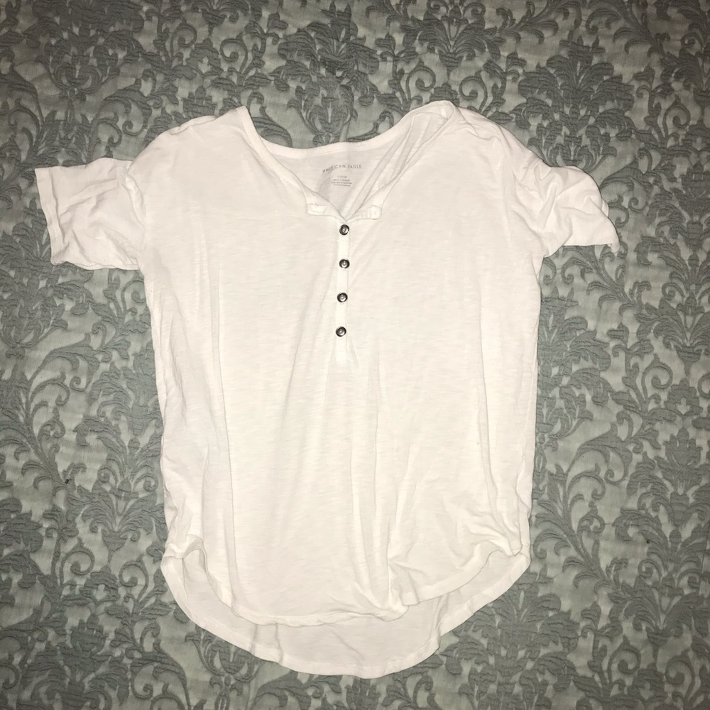 American Eagle white tee